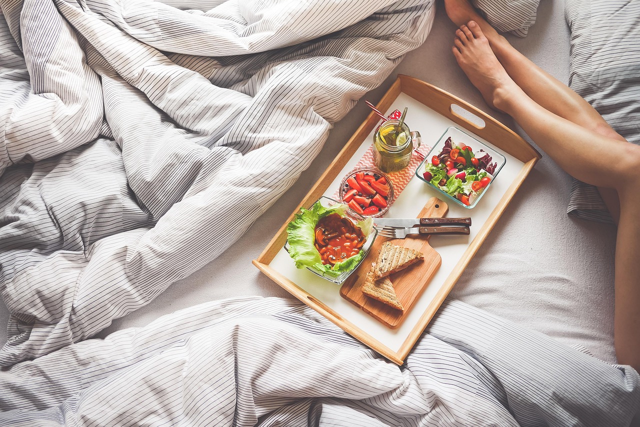 Plateau de petit-déjeuner gourmand pour un week-end cocooning avec pancakes, fruits et boisson chaude