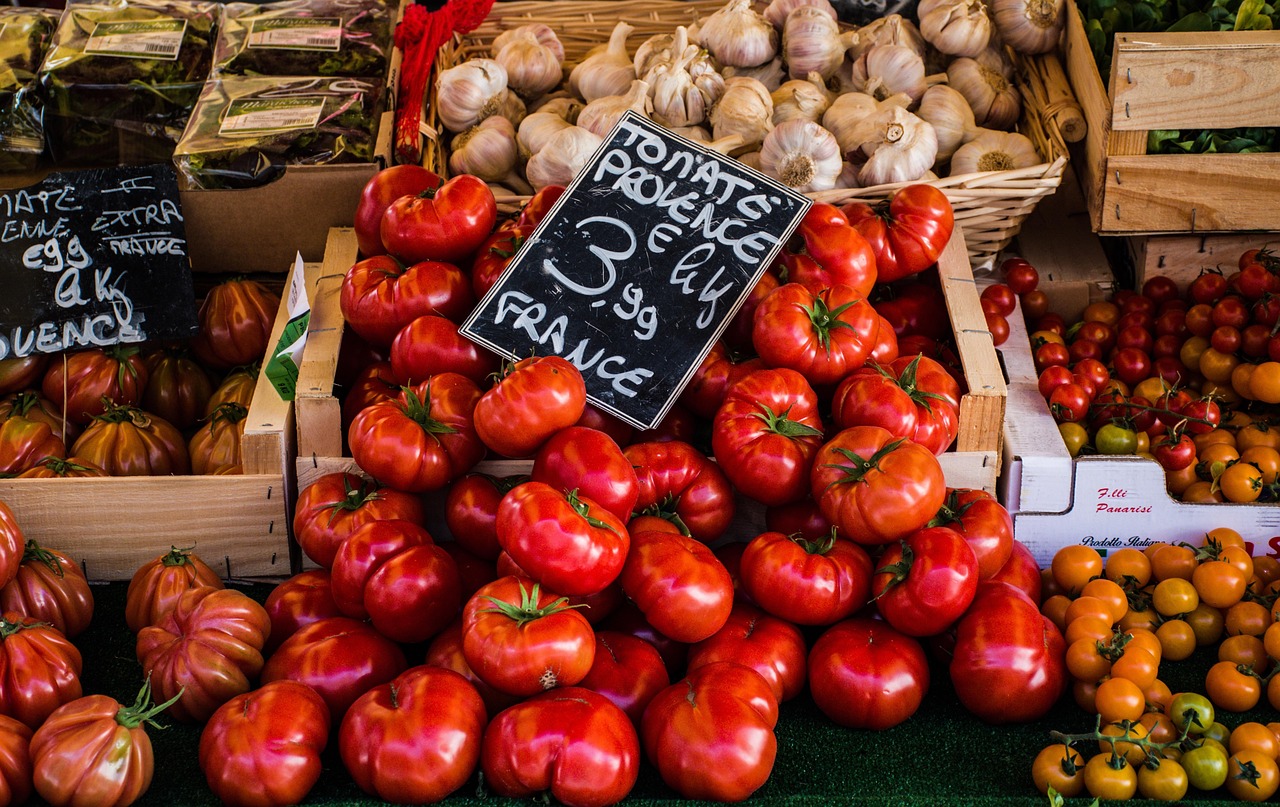 Étal de légumes et produits frais sur un marché